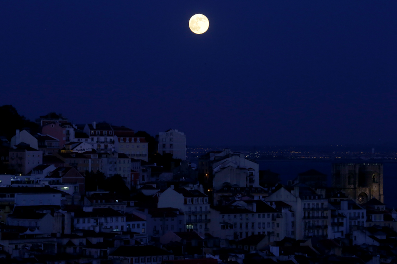 Illustration for article titled Las fotos más espectaculares de la superluna de ayer